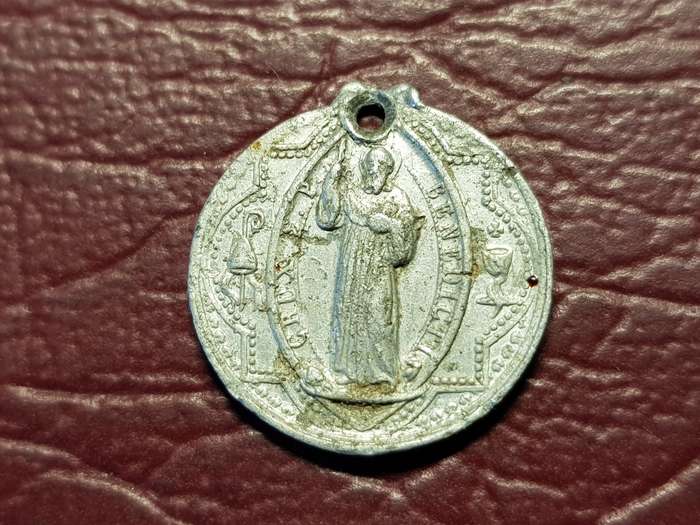 Benidict  Pendant/Charm - Not Metal - [Diameter 16 mm]