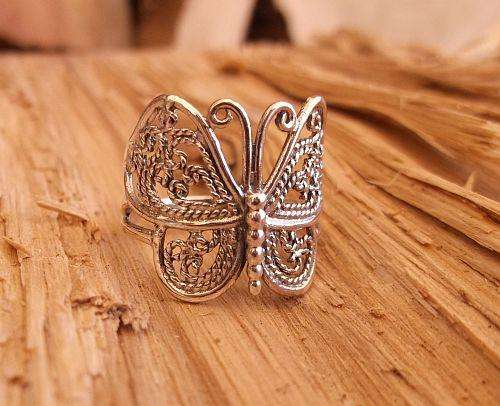 A FANTASTIC FILIGREE TYPE STERLING SILVER BUTTERFLY RING ....SO SWEET !!!