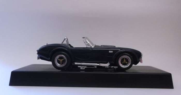A DETAILED DIE CAST METAL 1:18 SCALE MODEL OF THE ""AWESOME"" 1964 SHELBY COBRA 427 S/C....WOW !!!!