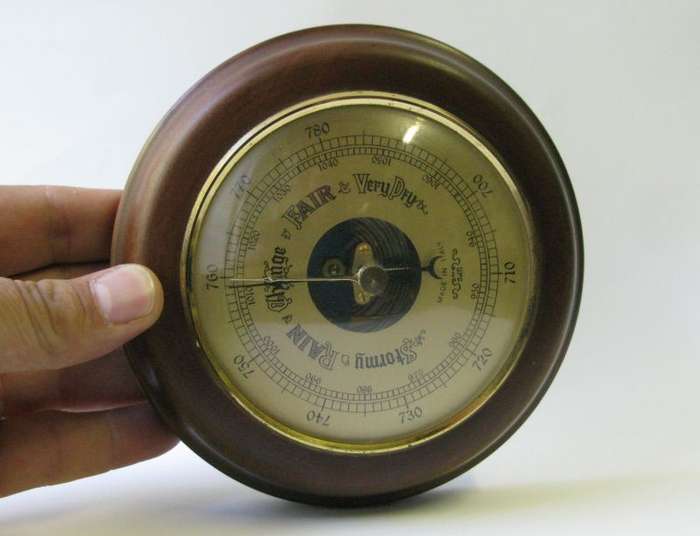 WOW !! A GREAT LOOKING VINTAGE BAROMETER MADE IN ITALY .... NICE FIND FOR THE COLLECTOR !!