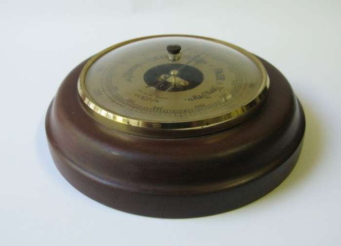 WOW !! A GREAT LOOKING VINTAGE BAROMETER MADE IN ITALY .... NICE FIND FOR THE COLLECTOR !!