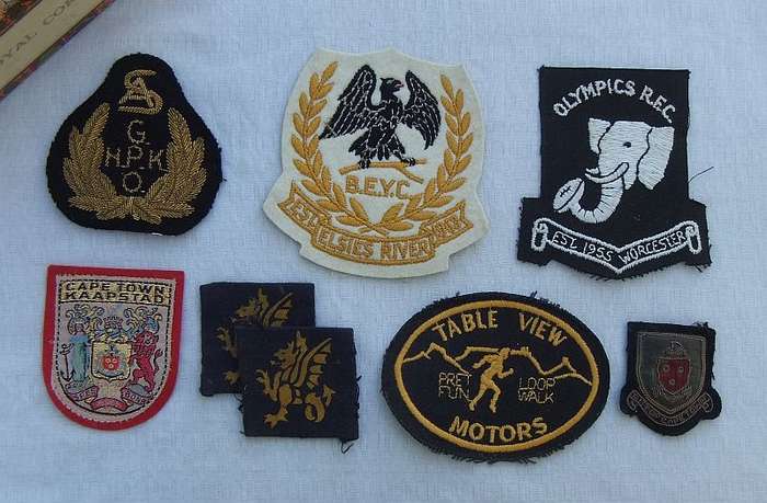 COOL !! A VINTAGE CIGAR BOX WITH A GENEROUS AMOUNT OF VINTAGE CLOTHING "BADGES" ...BOY SCOUTS ETC !!
