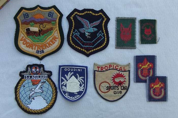 COOL !! A VINTAGE CIGAR BOX WITH A GENEROUS AMOUNT OF VINTAGE CLOTHING "BADGES" ...BOY SCOUTS ETC !!