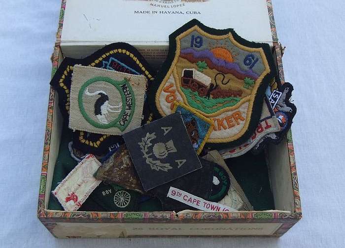 COOL !! A VINTAGE CIGAR BOX WITH A GENEROUS AMOUNT OF VINTAGE CLOTHING "BADGES" ...BOY SCOUTS ETC !!