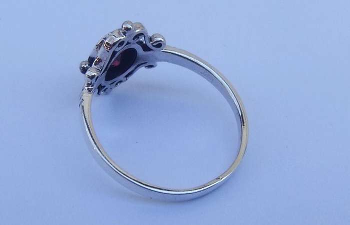 A VERY STYLISH SOLID STERLING SILVER RING SET WITH AN EYE CATCHING FACETED RED STONE !! WOW !!
