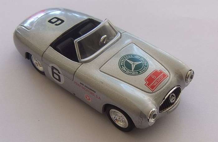 AN AMAZING DETAILED 1:43 SCALE DIE CAST METAL MODEL OF THE 1952 MERCEDES BENZ 300 SL SPIDER !! WOW