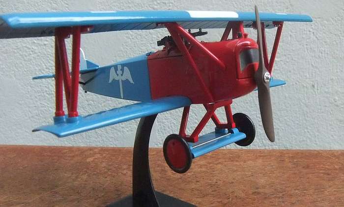A CHARMING DETAILED 1:72 SCALE MODEL OF THE " FOKKER D.V II " FIGHTER PLANE ON STAND