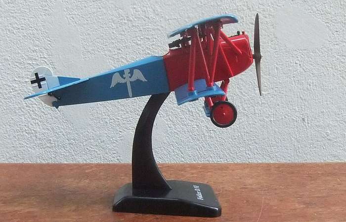 A CHARMING DETAILED 1:72 SCALE MODEL OF THE " FOKKER D.V II " FIGHTER PLANE ON STAND