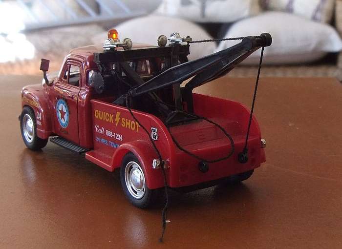 AN AWESOME DIE CAST METAL MODEL OF THE 1953 CHEVROLET 3100 WRECKER ...TOW TRUCK !!