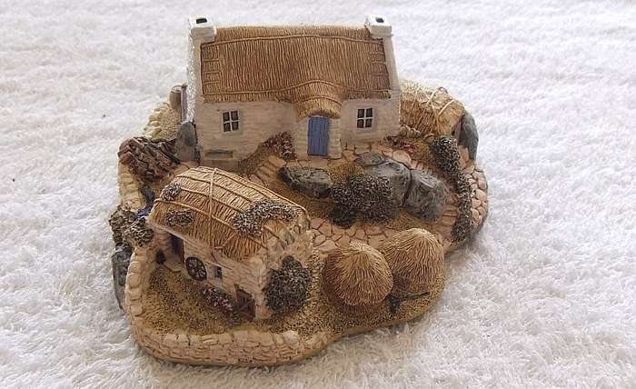 A CHARMING INTRICATELY DETAILED VINTAGE MODEL OF A FARMSTEAD BY LILLIPUT LANE !! MADE IN THE UK !!