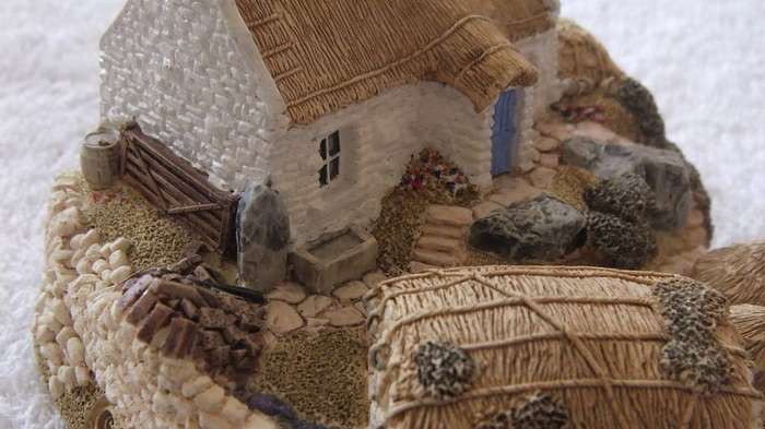 A CHARMING INTRICATELY DETAILED VINTAGE MODEL OF A FARMSTEAD BY LILLIPUT LANE !! MADE IN THE UK !!