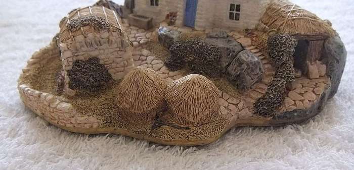 A CHARMING INTRICATELY DETAILED VINTAGE MODEL OF A FARMSTEAD BY LILLIPUT LANE !! MADE IN THE UK !!
