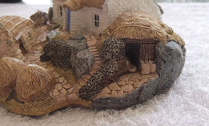 A CHARMING INTRICATELY DETAILED VINTAGE MODEL OF A FARMSTEAD BY LILLIPUT LANE !! MADE IN THE UK !!