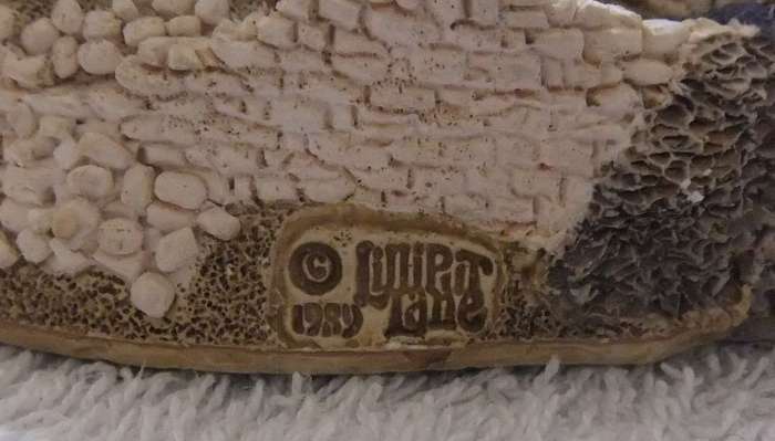 A CHARMING INTRICATELY DETAILED VINTAGE MODEL OF A FARMSTEAD BY LILLIPUT LANE !! MADE IN THE UK !!
