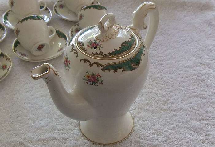 LOOK !! A STUNNING OLD PORCELAIN ESPRESSO SET BY MYOTT OF ENGLAND IN AMAZING CONDITION !! WOW !!