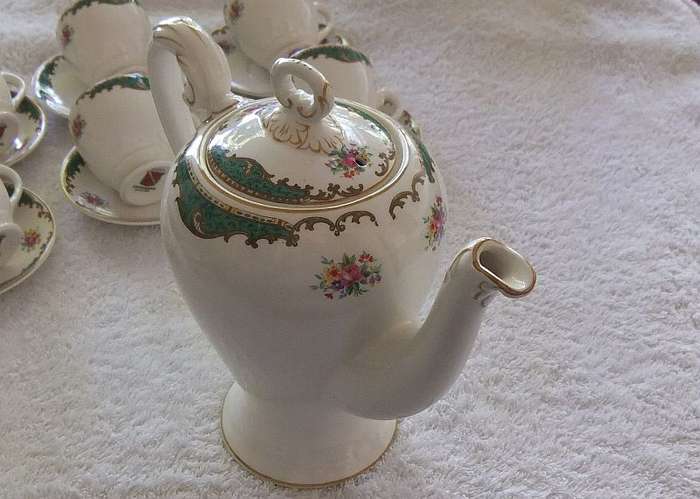 LOOK !! A STUNNING OLD PORCELAIN ESPRESSO SET BY MYOTT OF ENGLAND IN AMAZING CONDITION !! WOW !!
