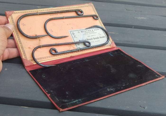 WHAT THE ?? I THOUGHT IT WAS A BOOK , SO DID YOU .... COME TAKE A LOOK ... REALLY COOL FIND !!