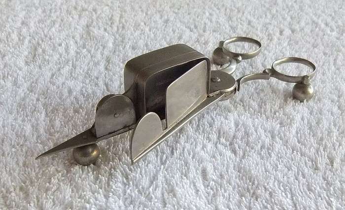 ANTIQUE CANDLE SNUFFER / WICK CUTTING TOOL ORNAMENT - NOT FUNCTIONAL