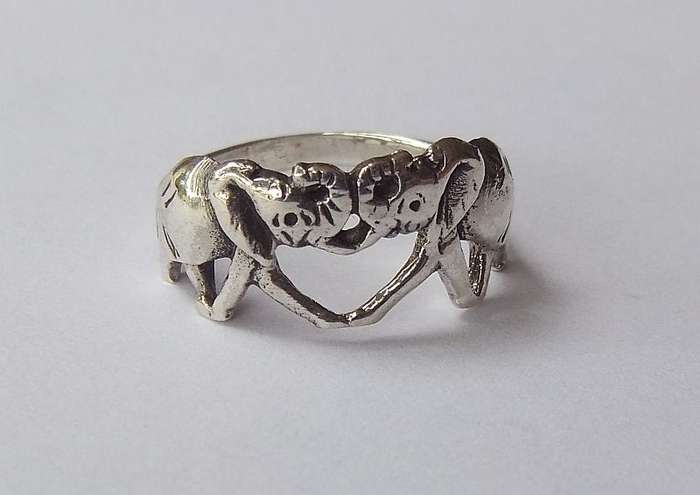 A CHARMING SOLID STERLING SILVER RING FORMED AS TWO ELEPHANTS ...IN LOVE ... HOW UNUSUAL !! MUST SEE