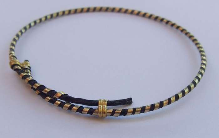 SAY WHAT ?? AN OLD GENUINE "ELEPHANT HAIR" BANGLE WRAPPED IN SPIRALLING 18CT GOLD !! TOO COOL !!