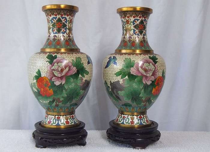 SO DIVINE , MAKES ME HAPPY .... A GORGEOUS PAIR OF CHINESE CLOISONNE VASES IN AMAZING CONDITION !!