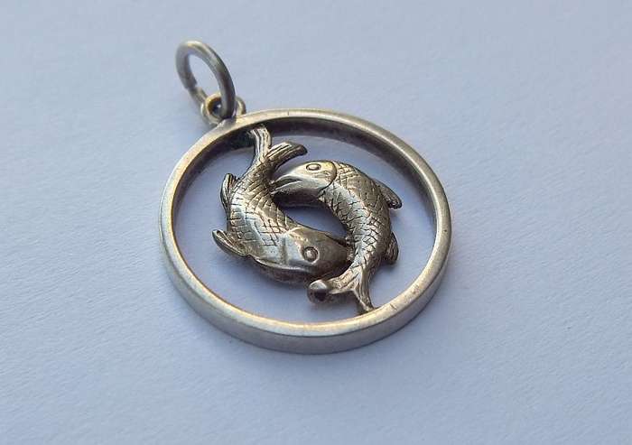 SOMETHING FISHY !! A DETAILED SOLID STERLING SILVER PISCES MOTIF PENDANT !! FREE COMBINING !!
