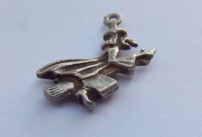 A MAGICAL VINTAGE STERLING SILVER " WITCH ON BROOM " CHARM !! FREE COMBINING !!