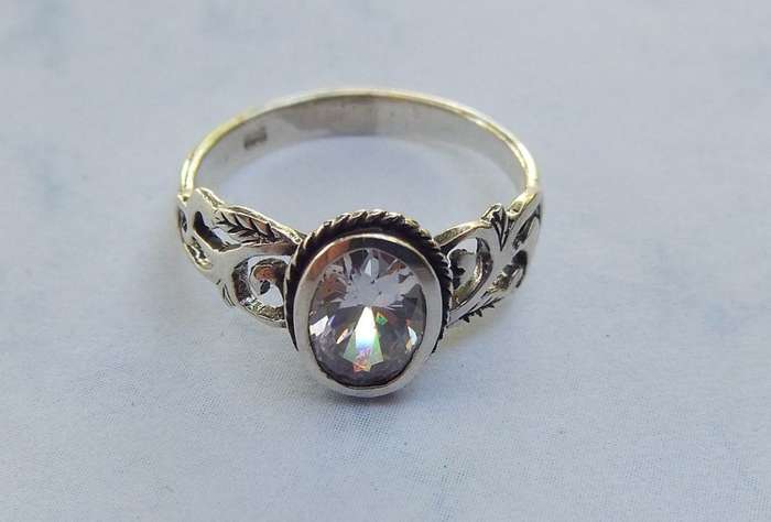 AN EYE CATCHING SOLID STERLING SILVER RING WITH PIERCED DESIGN AND FACETED CENTRE STONE !! WOW !!