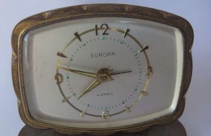 A CUTE TINY VINTAGE ALARM CLOCK BY GERMAN MAKER EUROPA !! WORKING CONDITION !! COOL PROJECT