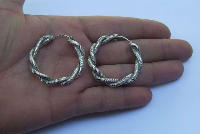 SUPERB LOOK !! GOOD QUALITY !! A STUNNING PAIR OF SPIRAL HOOP STERLING SILVER EARRINGS !! WOW !!