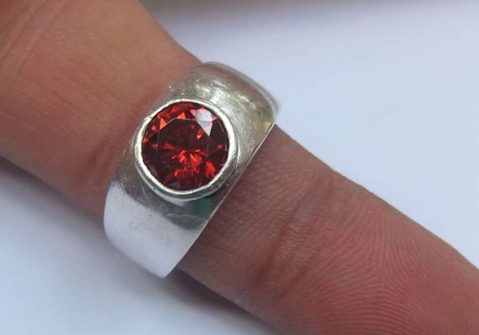 WOW !! A SUPERB QUALITY SOLID STERLING SILVER RING SET WITH AN AMAZING FACETED RED STONE !!