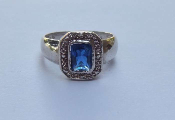 TIMELESS !! A BEAUTIFULLY DESIGNED SOLID STERLING SILVER RING SET WITH A FACETED BLUE STONE !! WOW !