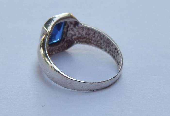 TIMELESS !! A BEAUTIFULLY DESIGNED SOLID STERLING SILVER RING SET WITH A FACETED BLUE STONE !! WOW !