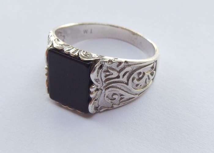 WOW !! A TRULY SUPERIOR QUALITY SOLID STERLING SILVER RING WITH CURVES DESIGN AND POLISHED ONYX !!