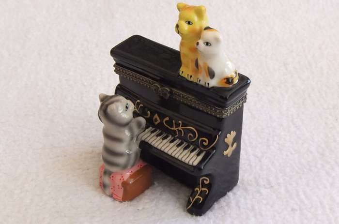 THE CUTEST LITTLE KITTY CAT THEMED PIANO FORM LIDDED TRINKET BOX IN IMMACULATE CONDITION !! LOVE IT