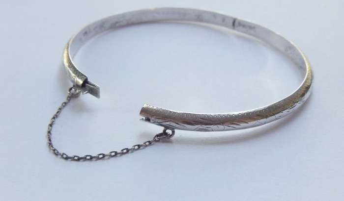 KOM KYK !! A VINTAGE STERLING SILVER HINGED BANGLE WITH SAFETY CHAIN AND ENGRAVED DECORATION !! WOW