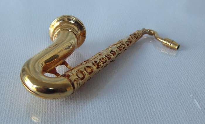 SWEET !! A HIGHLY DETAILED VINTAGE BRASS METAL MODEL OF A SAXOPHONE WITH A COOL METAL CAT HOLDER !!
