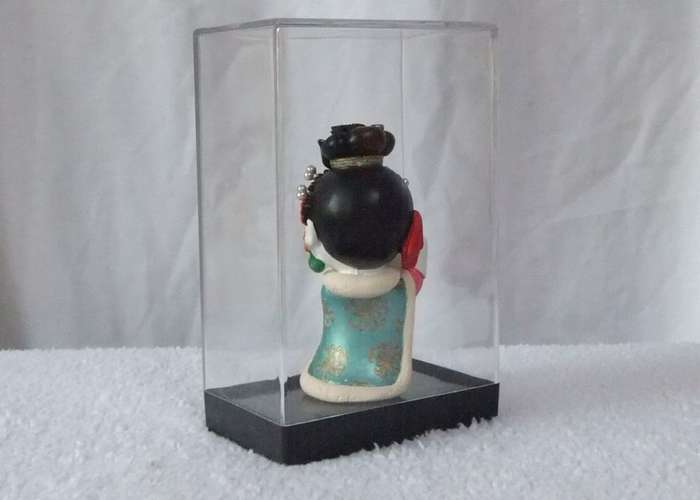 AN ABSOLUTELY BEAUTIFUL HIGH QUALITY VINTAGE CERAMIC CHINESE GEISHA DOLL IN HER DISPLAY CASE !! WOW