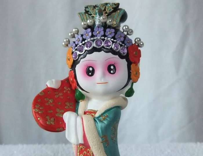 AN ABSOLUTELY BEAUTIFUL HIGH QUALITY VINTAGE CERAMIC CHINESE GEISHA DOLL IN HER DISPLAY CASE !! WOW