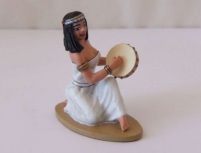 A SUPERBLY DETAILED HAND PAINTED SOLID LEAD FIGURE OF AN EGYPTIAN GODDESS BY KING AND COUNTRY !! WOW