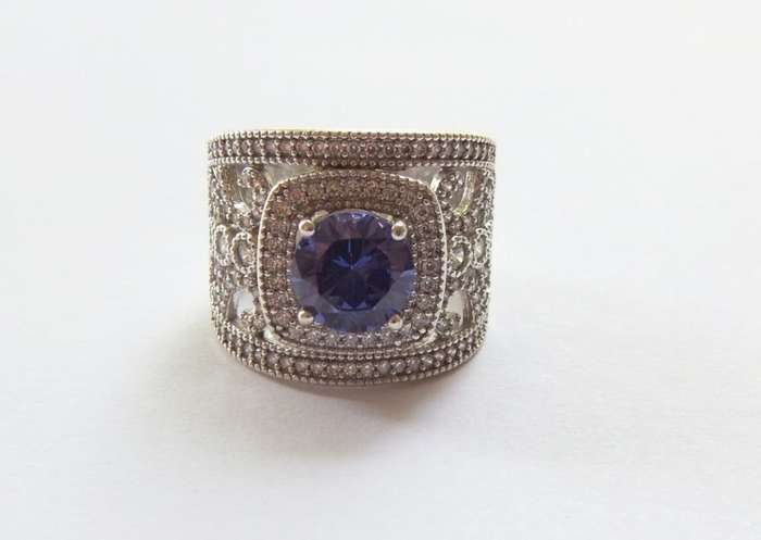 AN INCREDIBLE SOLID STERLING SILVER HALO RING SET WITH LOTS OF FACETED STONES !! MUST HAVE QUALITY !