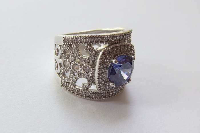 AN INCREDIBLE SOLID STERLING SILVER HALO RING SET WITH LOTS OF FACETED STONES !! MUST HAVE QUALITY !