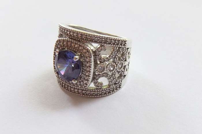 AN INCREDIBLE SOLID STERLING SILVER HALO RING SET WITH LOTS OF FACETED STONES !! MUST HAVE QUALITY !
