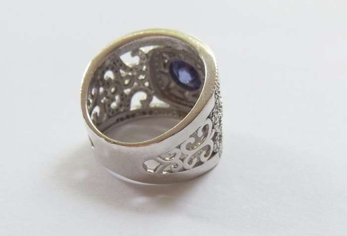 AN INCREDIBLE SOLID STERLING SILVER HALO RING SET WITH LOTS OF FACETED STONES !! MUST HAVE QUALITY !