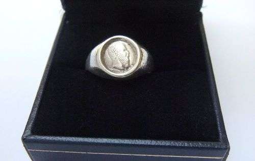 COOL FIND !! A FABULOUS VINTAGE LOOK SOLID STERLING SILVER COIN TYPE RING !! FREE COMBINING !!