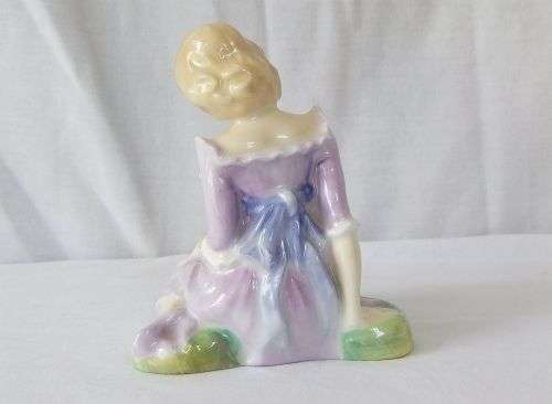 PERFECT !! AN ABSOLUTELY CHARMING VINTAGE ROYAL DOULTON FIGURE ENTITLED ` MARY HAD A LITTLE LAMB `