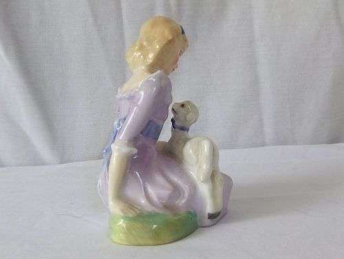 PERFECT !! AN ABSOLUTELY CHARMING VINTAGE ROYAL DOULTON FIGURE ENTITLED ` MARY HAD A LITTLE LAMB `