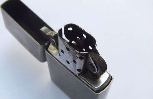 AN ORIGINAL ` GUN METAL ` ZIPPO !! SPARKING AND WORKING !! FREE COMBINING !! JUST ADD FUEL !!
