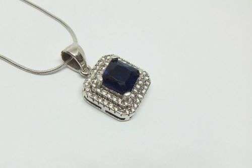 R1 START !! AN EYE CATCHING SNAKE STYLE STERLING SILVER NECKLACE AND FACETED STONE SET PENDANT !!