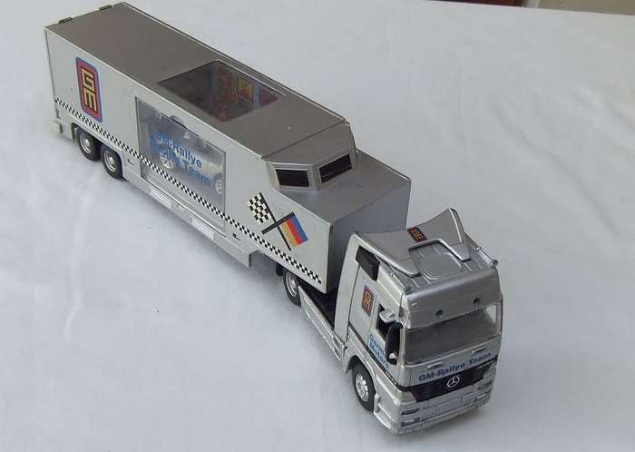 A DIE CAST METAL & PLASTIC HORSE & TRAILER BY MAISTO